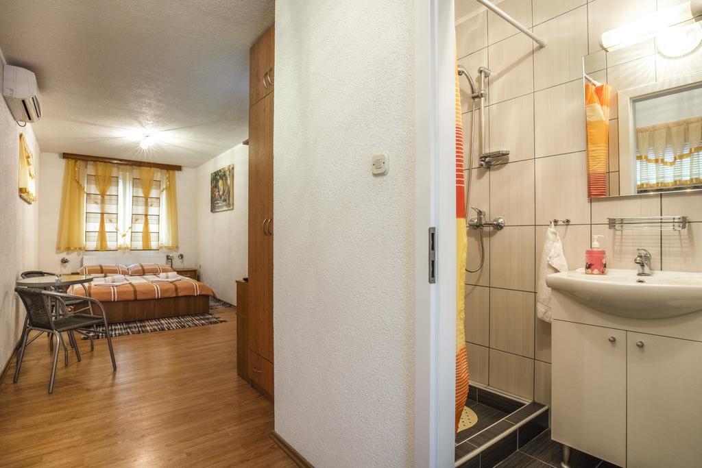 Apartment And Rooms Aracic Korenica Εξωτερικό φωτογραφία