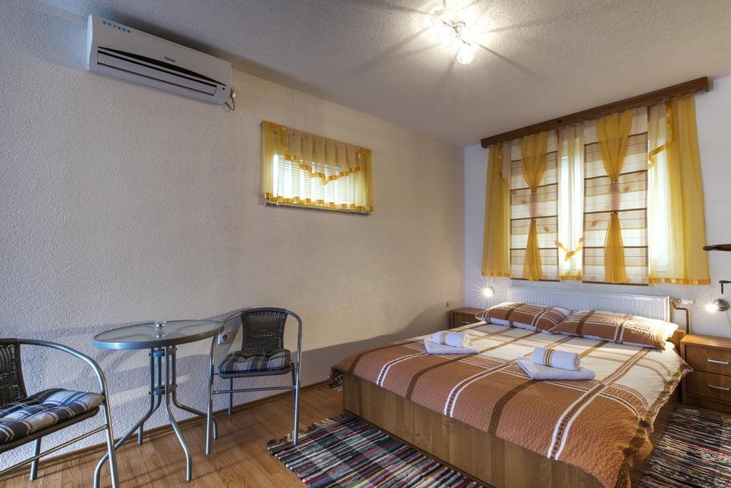 Apartment And Rooms Aracic Korenica Εξωτερικό φωτογραφία